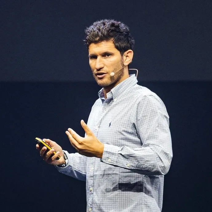 Simone Dassereto durante un talk